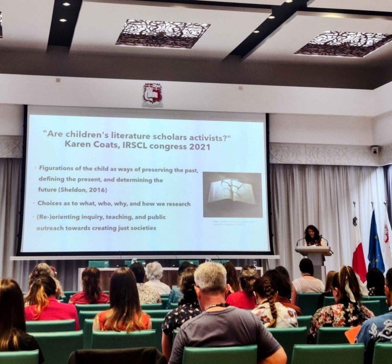 Justyna Deszcz-Tryhubczak podczas wykładu plenarnego „Becoming Activist in Children’s Literature Studies”