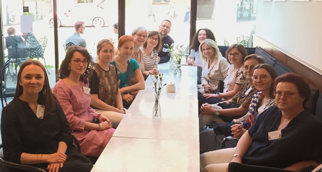 Uczestniczki i uczestnicy panelu „Przekład literatury dziecięcej” (niemal w komplecie), od lewej: Karolina Olech, Ewa NIcewicz, Katarzyna Biernacka-Licznar, Natalia Paprocka, Monika Woźniak, Joanna Dybiec-Gajer, Michał Borodo, Mira Czarnecka, Edyta Manasterska-Wiącek, Agnieszka Wandel, Bogumiła Staniów, Agata Chwirot, Izabela Szymańska.